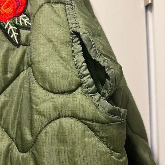 vintage army surplus jacket. With embroidered patches seen on front and back - Picture 5 of 6